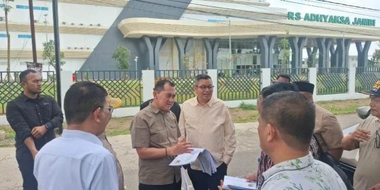 Ketua DPRD Jambi Tinjau RS Adhyaksa, Janjikan Lampu Jalan Akses Cepat Dipasang