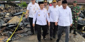 Gubernur Al Haris Sambangi Korban Kebakaran Teluk Nilau