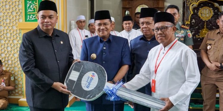Ketua DPRD Kota Jambi Serahkan 1 Unit Ambulance ke Masjid Jamiatul Ulum