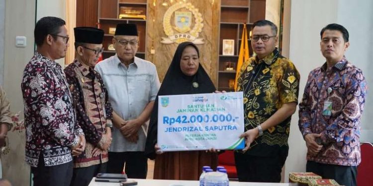 DPRD Kota Jambi Perkuat Perlindungan Jaminan Sosial, Salurkan Santunan Kematian Rp.42 Juta